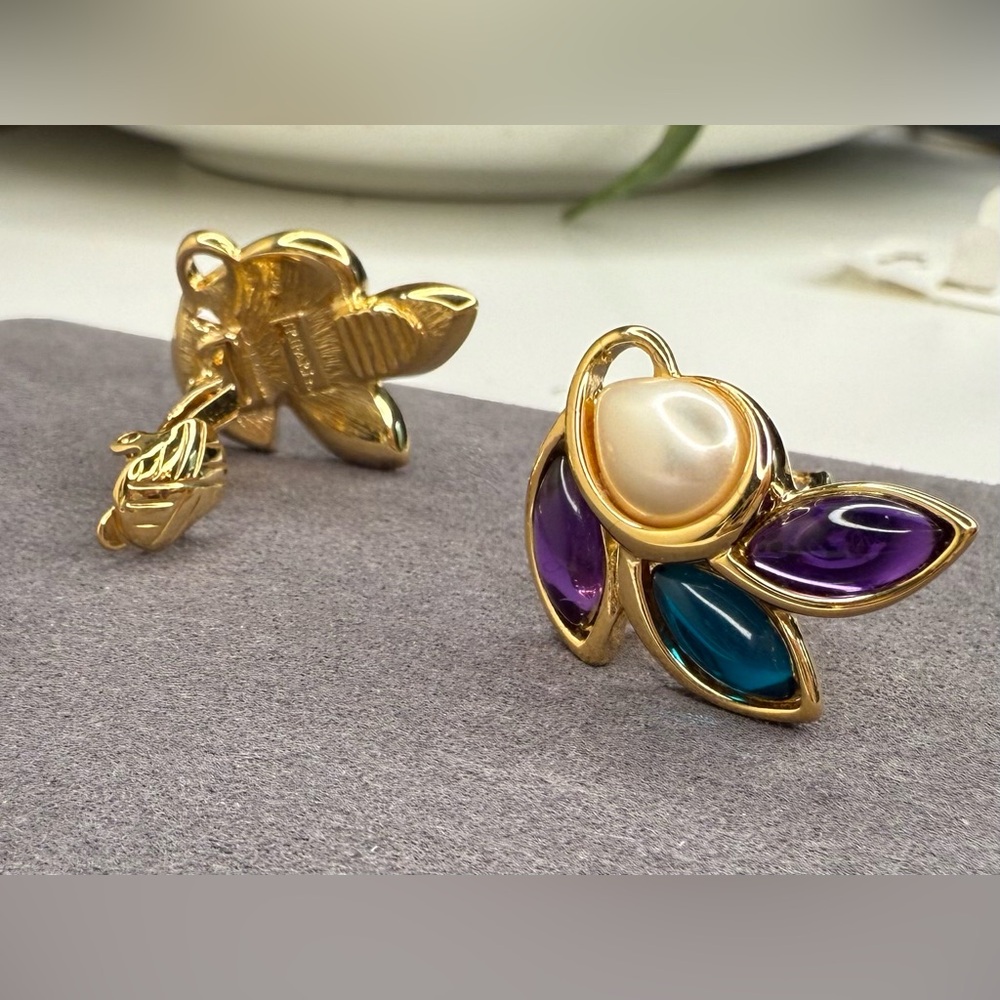 Vintage Trifari Clip-On Earrings 80s Gold Tone Faux Pearl Jewel Tone Enamel - Picture 6 of 8